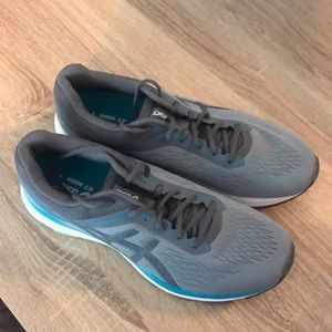 NWOT ASICS GT-1000 7 shoes